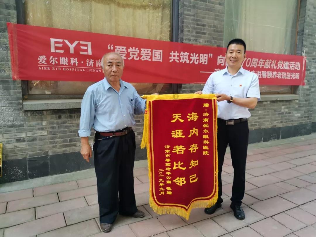 救援白色小猫