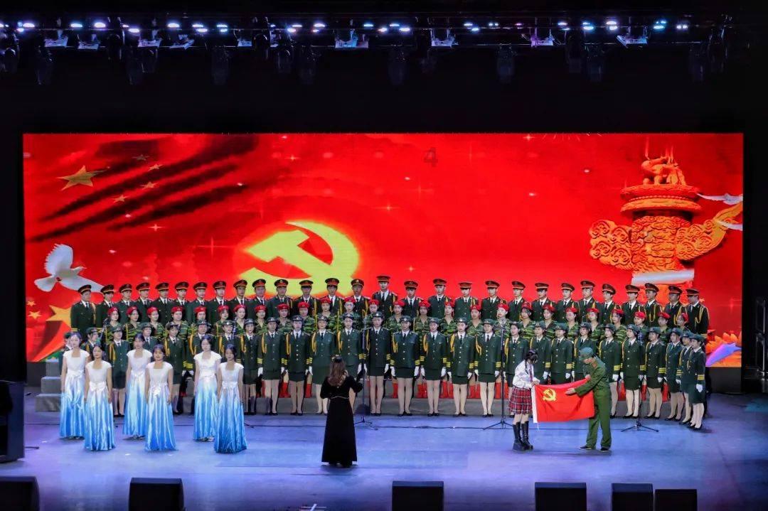 24岁美国女足球员宣布退役,在成人平台有运营账号