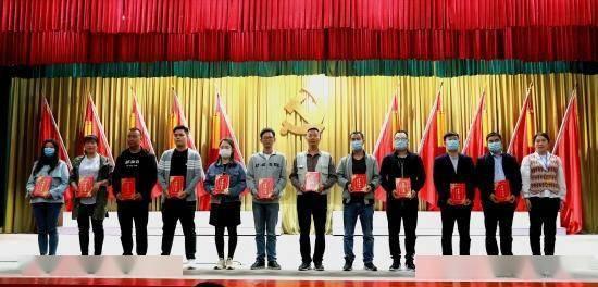 大爷捡到香肠腊肉街头等失主两小时