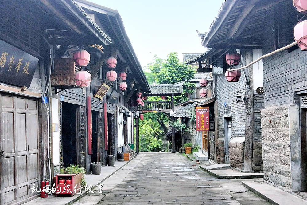 周涛主持两档晚会 皮肤白皙状态能打