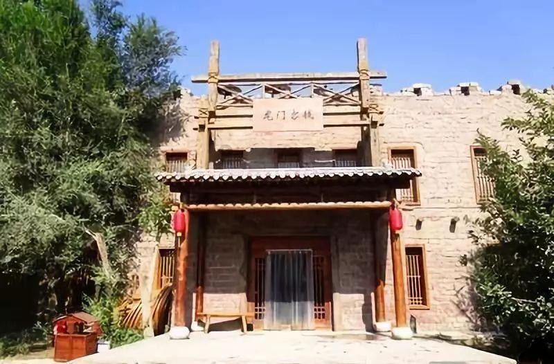 无限翻滚小球